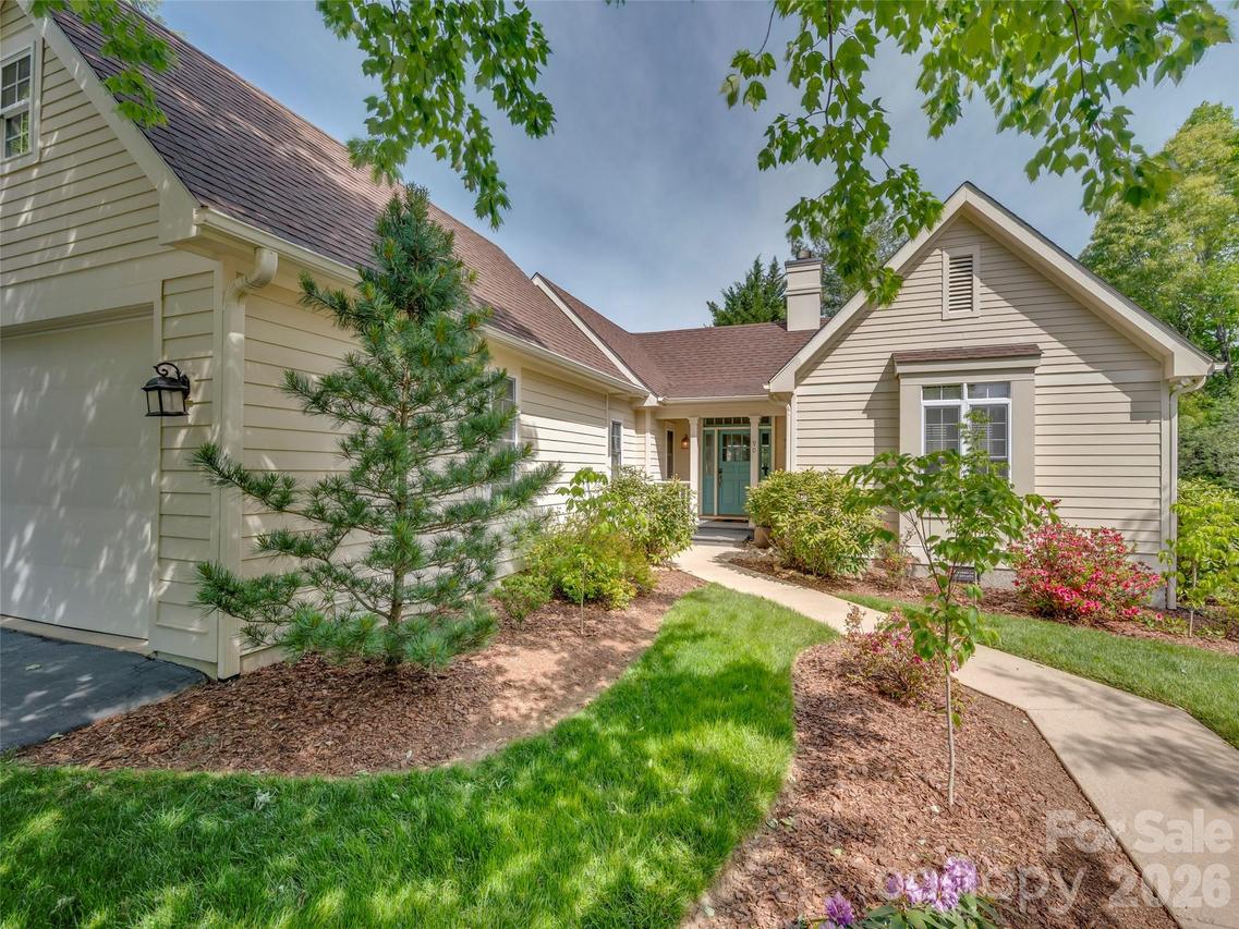 90 Dunroy Dr., Hendersonville, NC 28739
