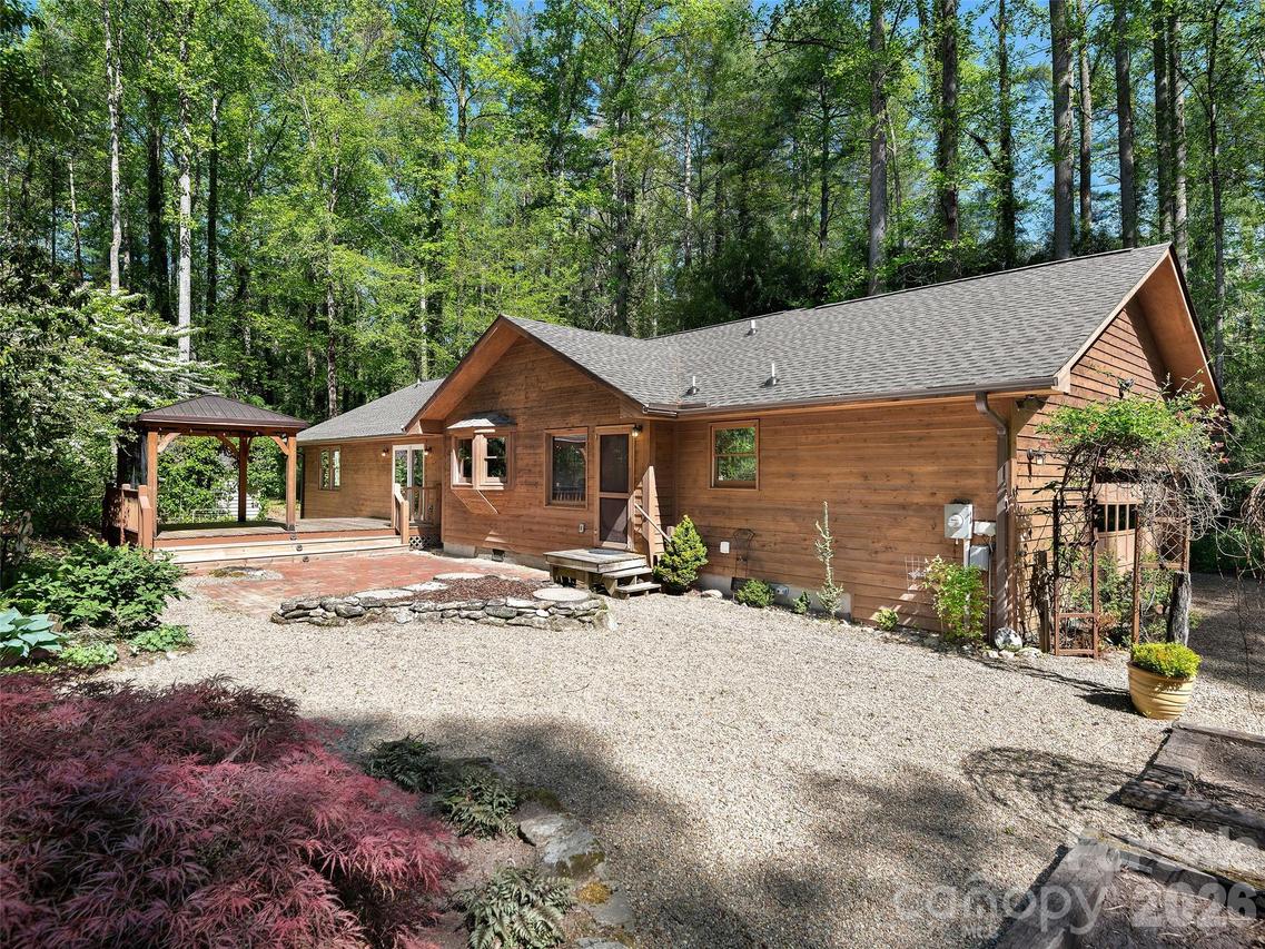30 Kanuga Heights Ln., Hendersonville, NC 28739