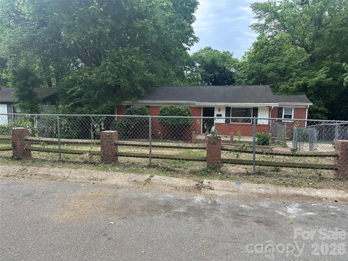 1103 Lewiston Ave., Charlotte, NC 28208
