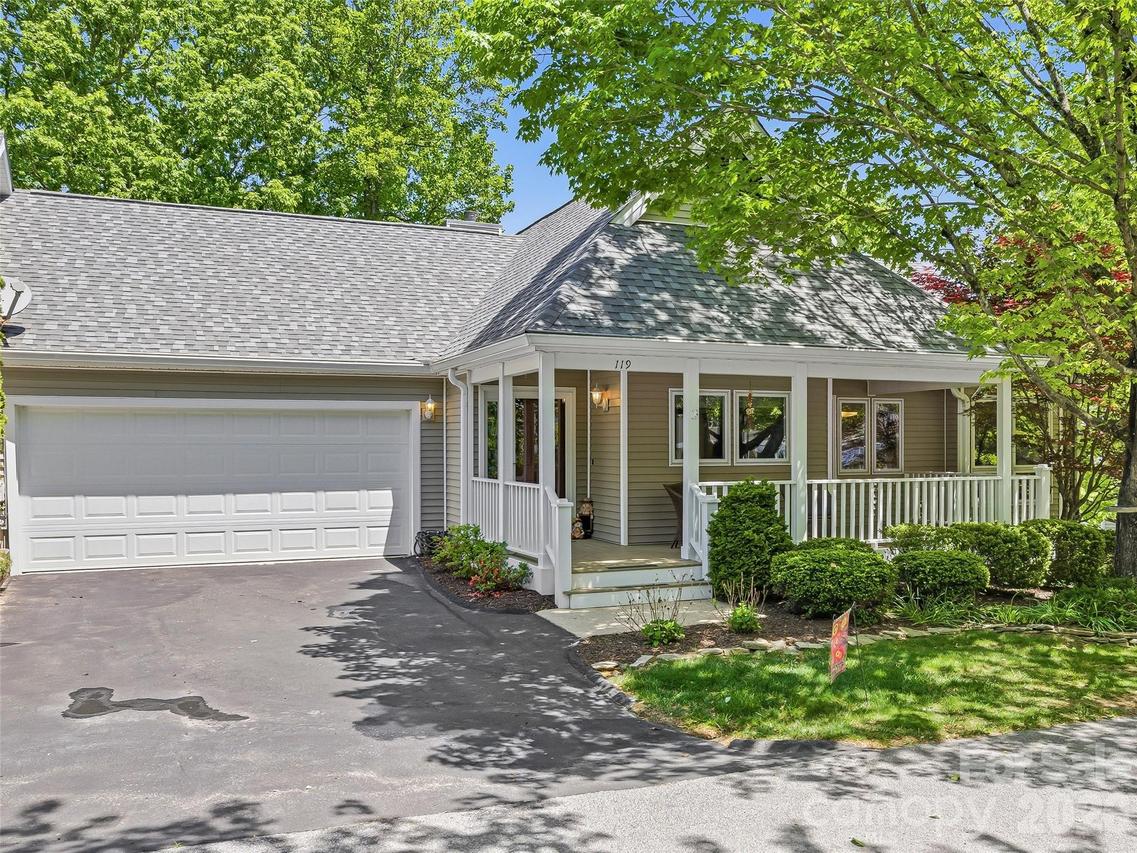 119 Carriage Walk Ln., Hendersonville, NC 28791