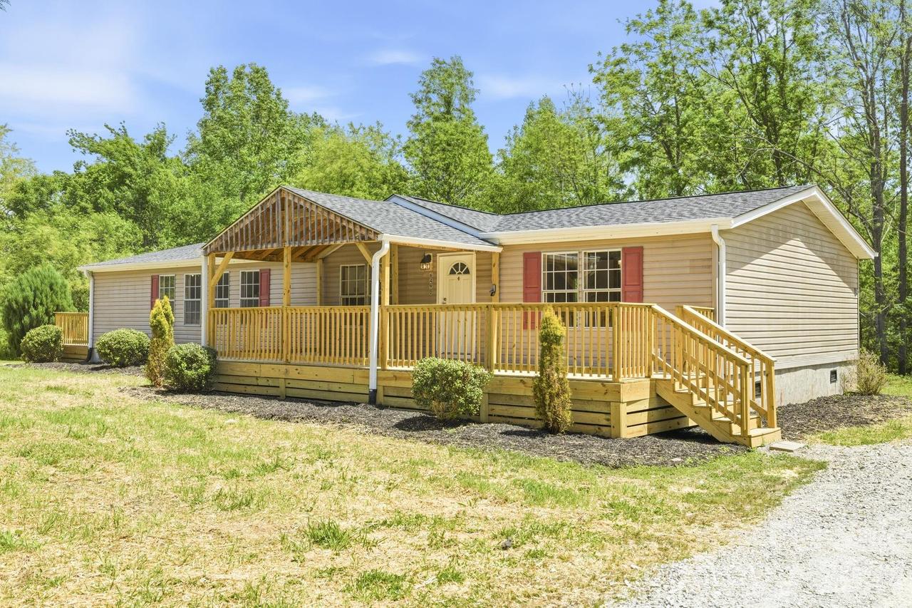 6490 Willow Rd., Hendersonville, NC 28739