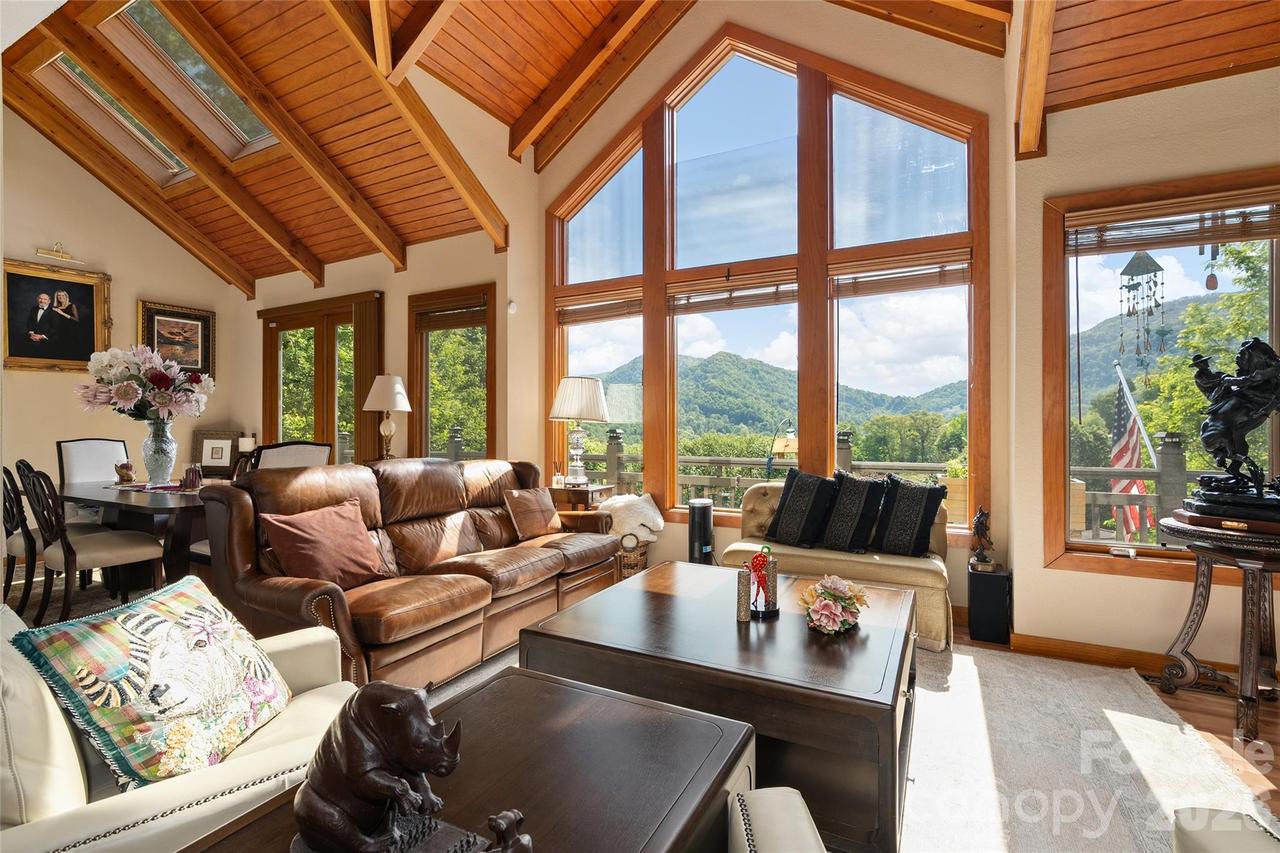 266 Hawks Crest Dr., Waynesville, NC 28786