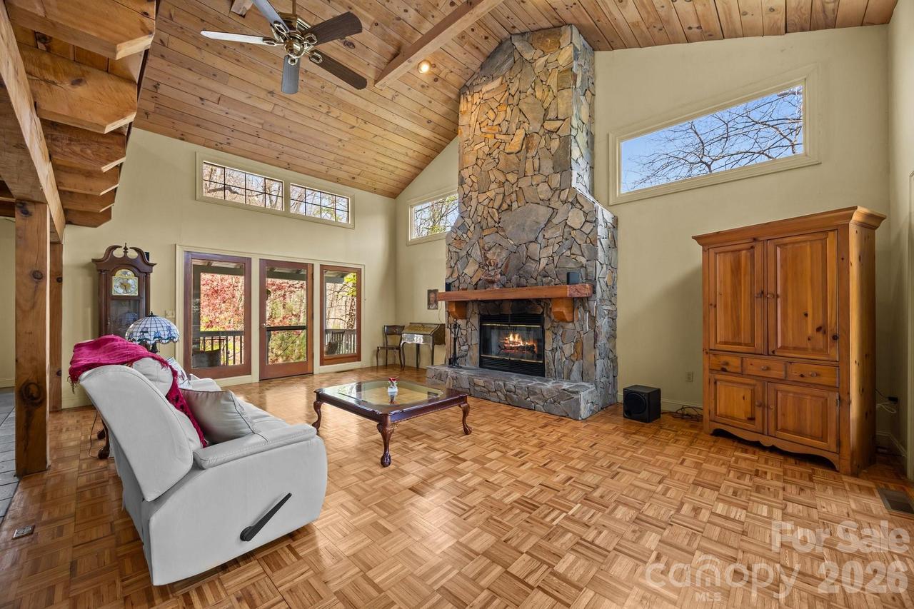 63 Chestnut Forest Rd., Fairview, NC 28730
