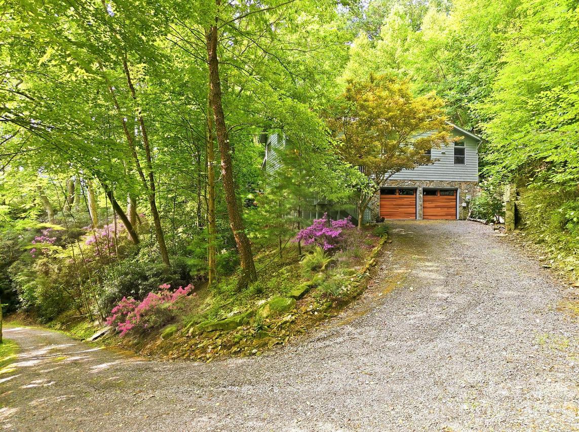 63 Chestnut Forest Rd., Fairview, NC 28730