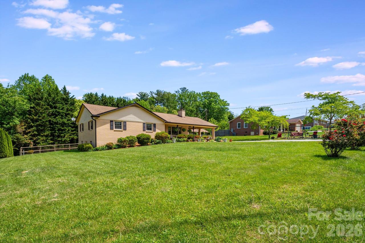 458 Beach Dr., Hendersonville, NC 28792