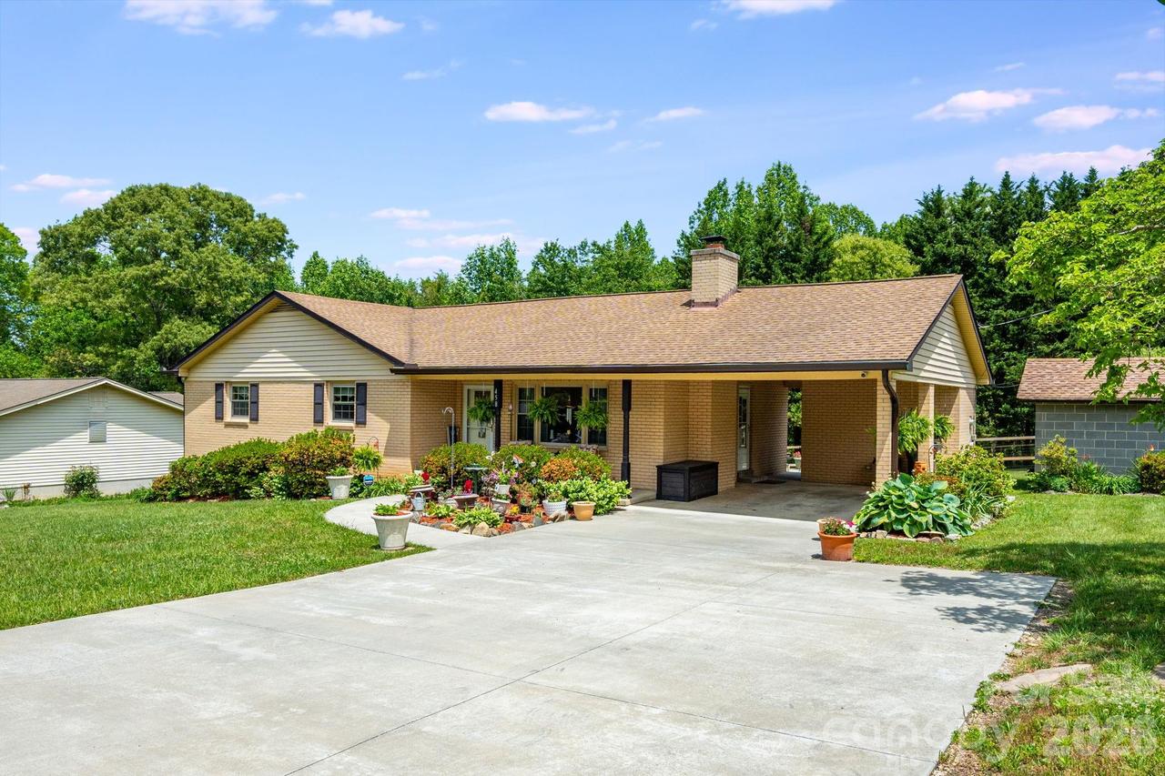 458 Beach Dr., Hendersonville, NC 28792
