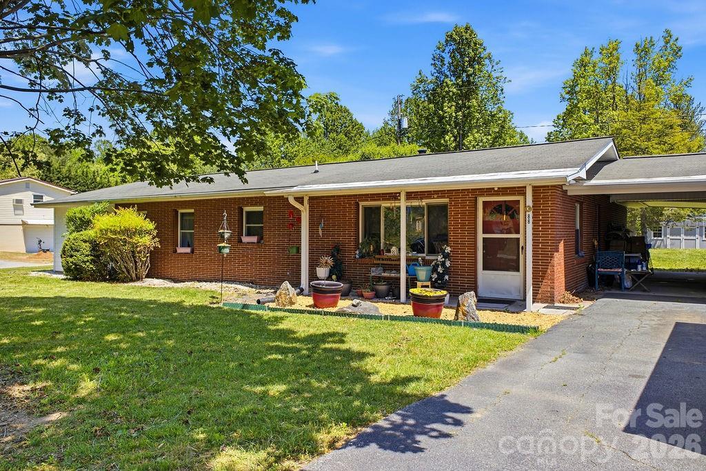 88 Lost Creek Dr., Flat Rock, NC 28731