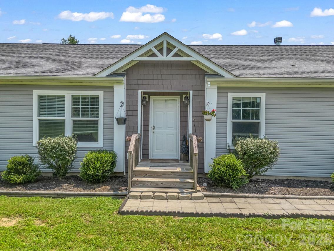 213 Big Oak Rd., Hendersonville, NC 28792