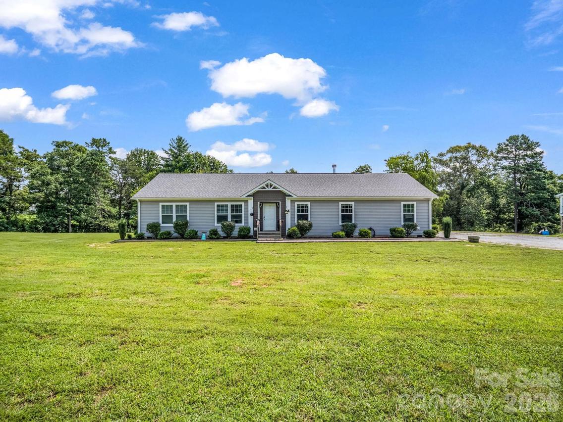 213 Big Oak Rd., Hendersonville, NC 28792