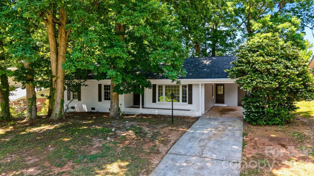 1409 Woodberry Rd., Charlotte, NC 28212