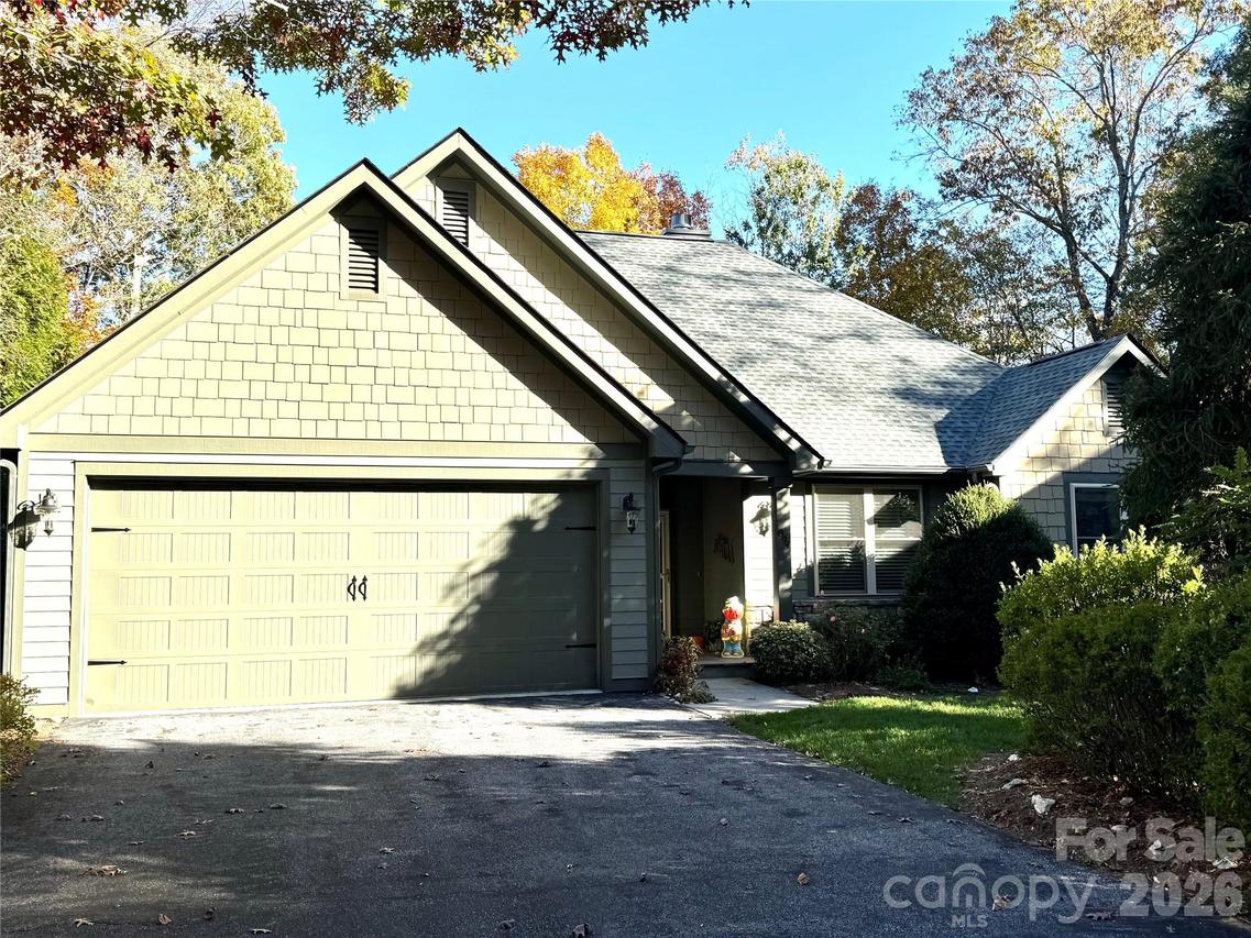 894 Dunroy Dr., Hendersonville, NC 28739