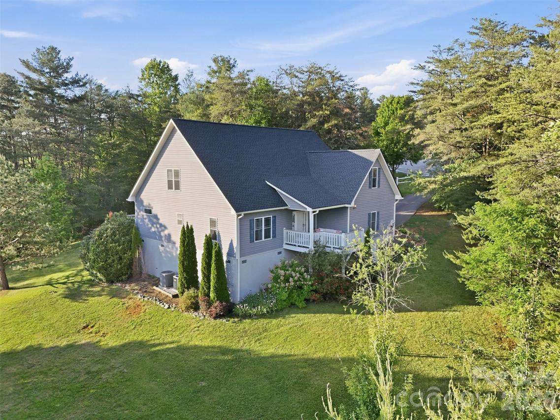 16 Lancaster Ln., Weaverville, NC 28787