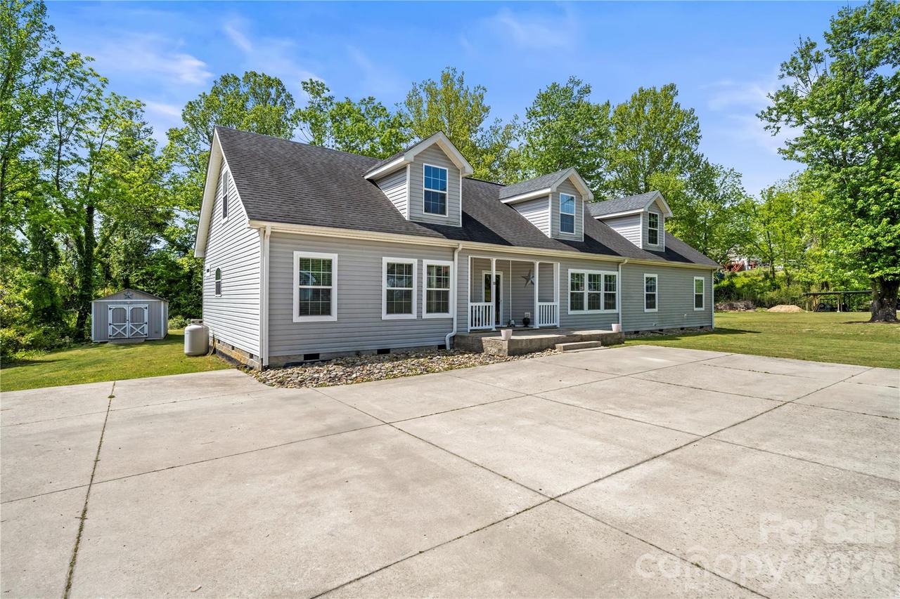 111 Robin St., Hendersonville, NC 28739