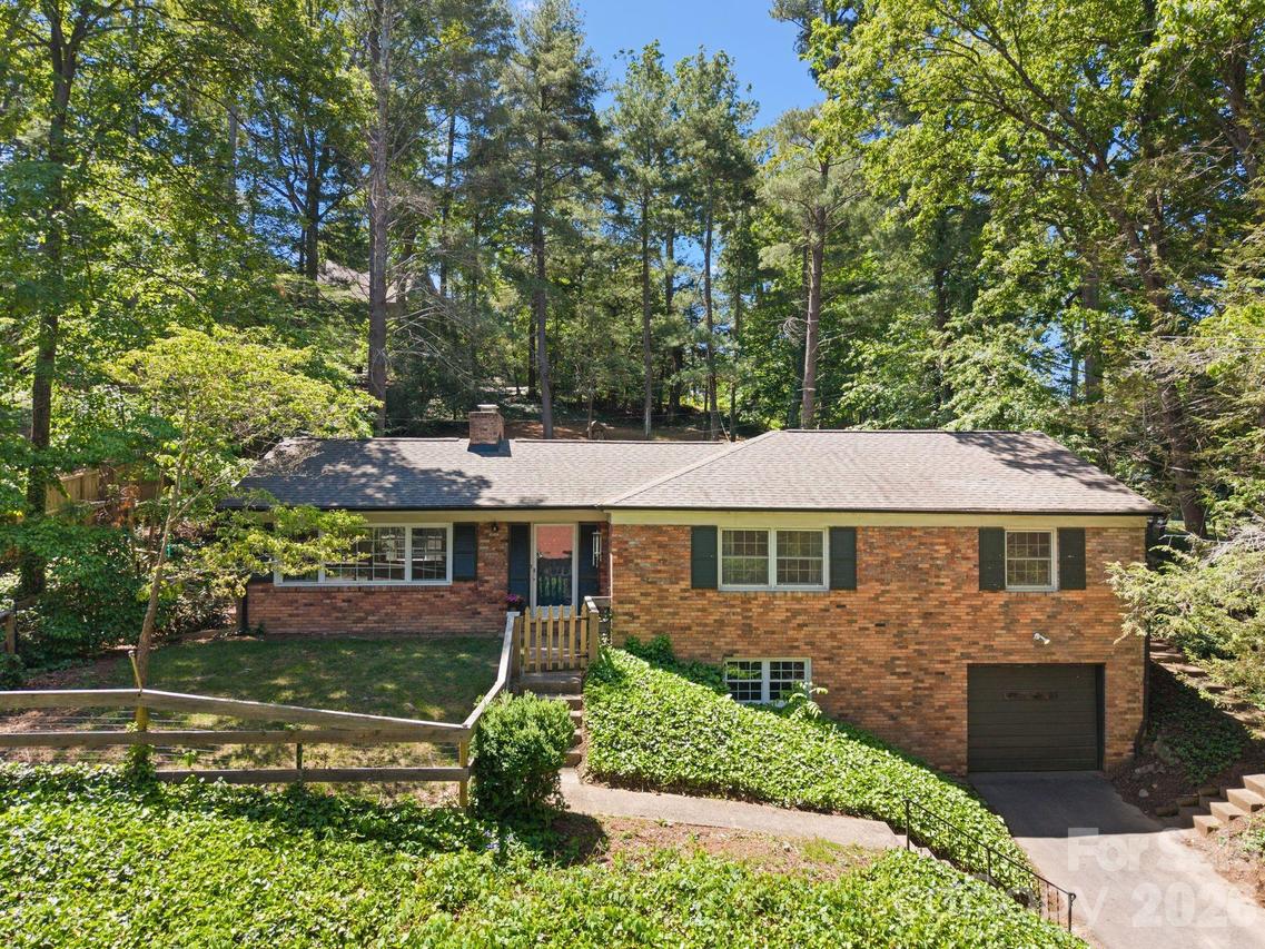 24 Warwick Pl., Asheville, NC 28804