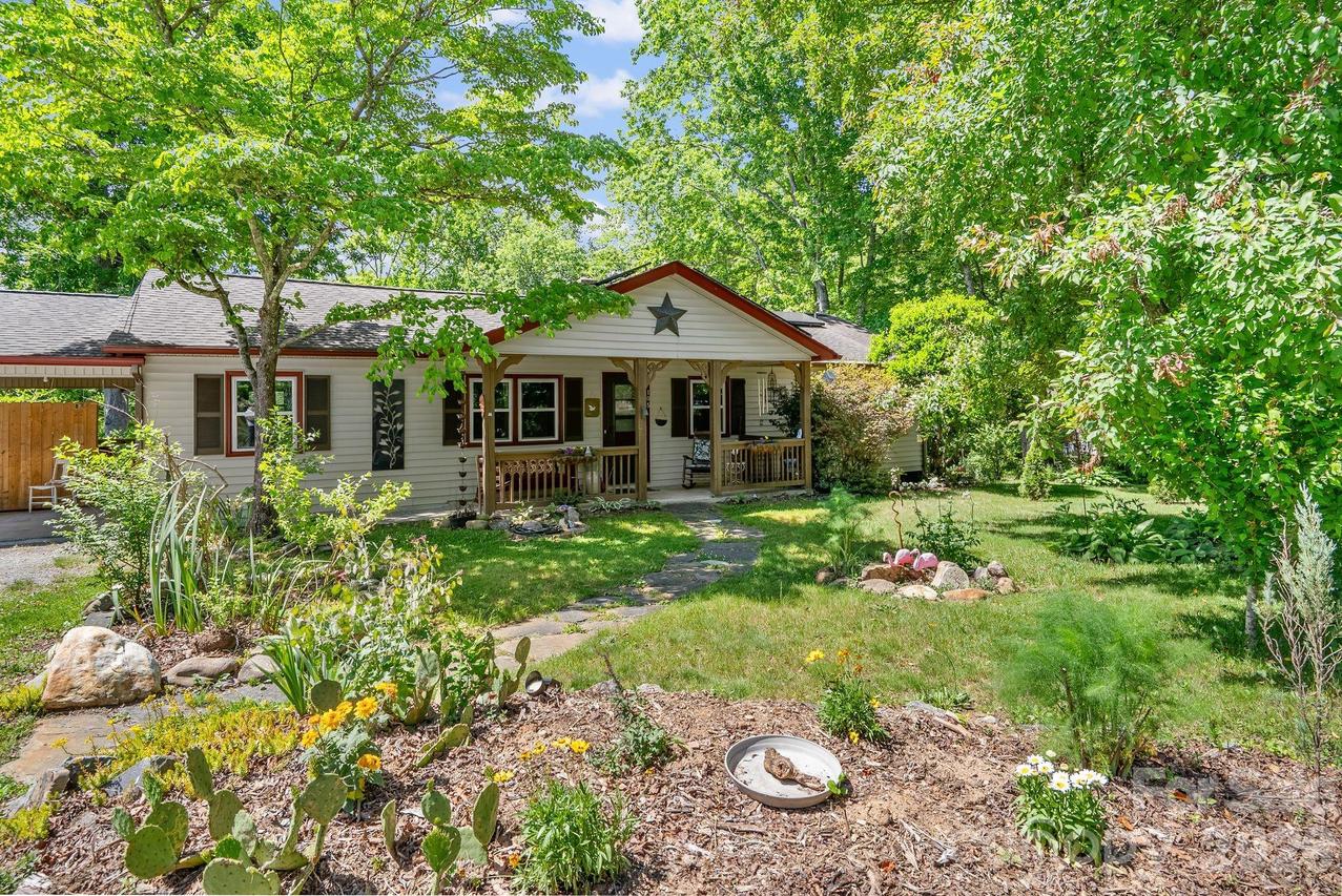 105 7th St., Black Mountain, NC 28711