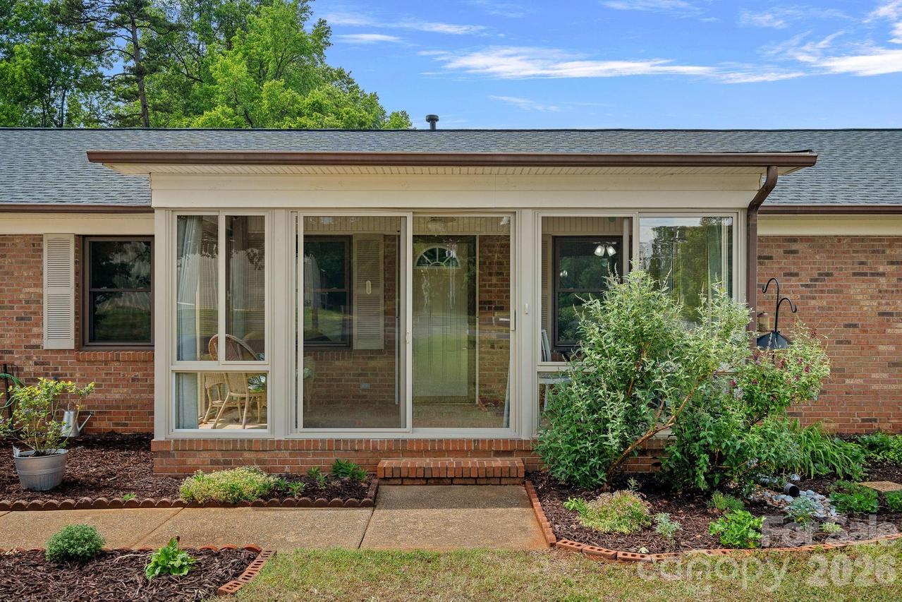 6131 Kinghurst Dr., Charlotte, NC 28216