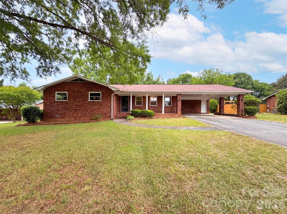 128 Greenview Dr., Kannapolis, NC 28081