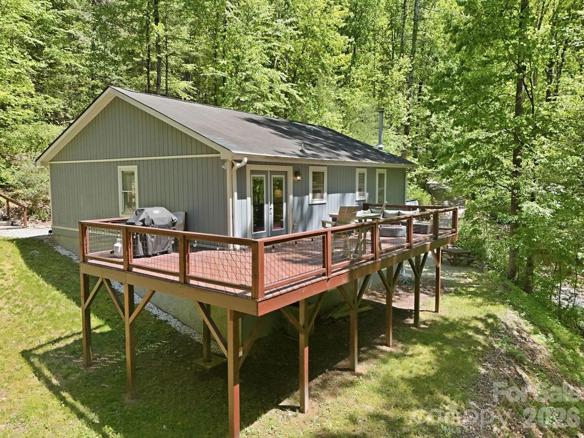 302 Rich Mountain Rd., Flat Rock, NC 28731