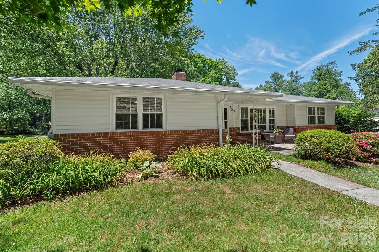 107 Appledore Ave., Hendersonville, NC 28739