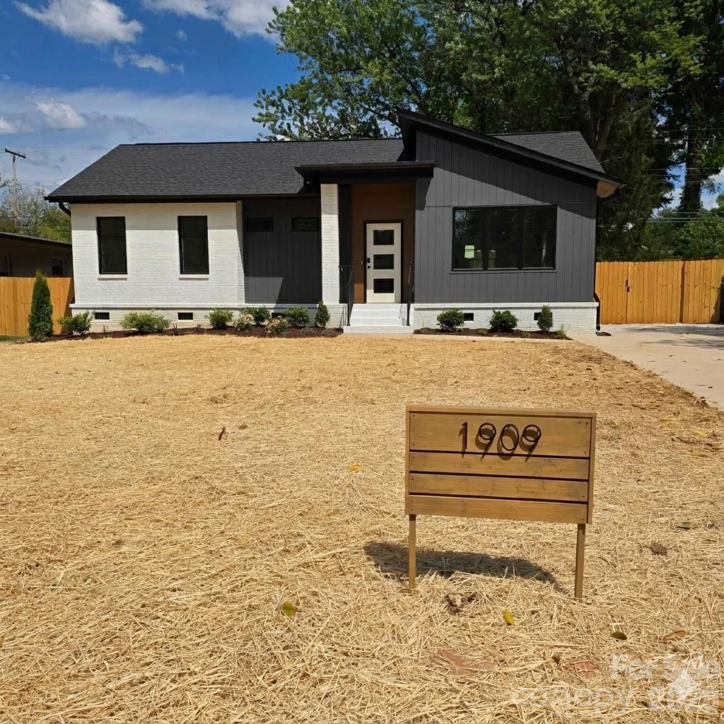 1909 Windham Pl., Charlotte, NC 28205