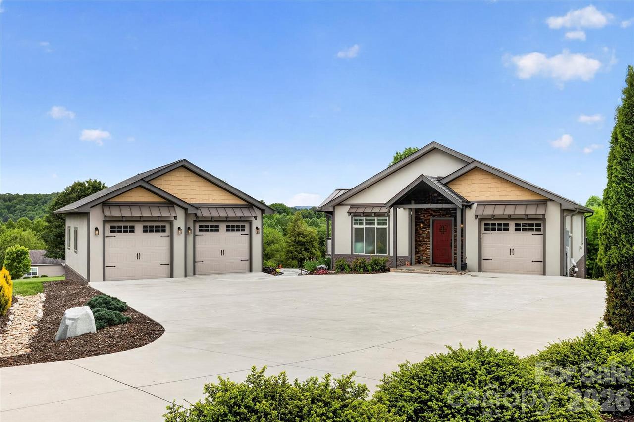 141 Round Top Cir., Mills River, NC 28759