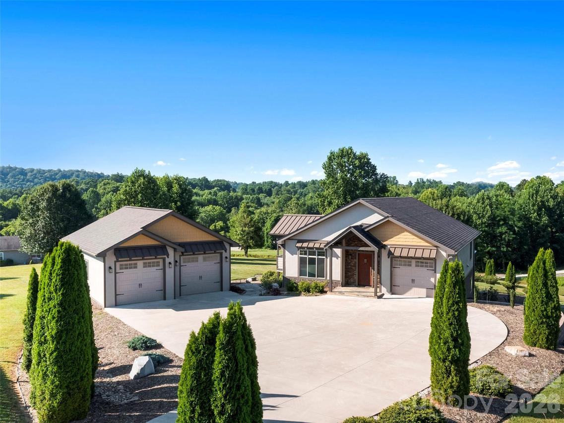 141 Round Top Cir., Mills River, NC 28759