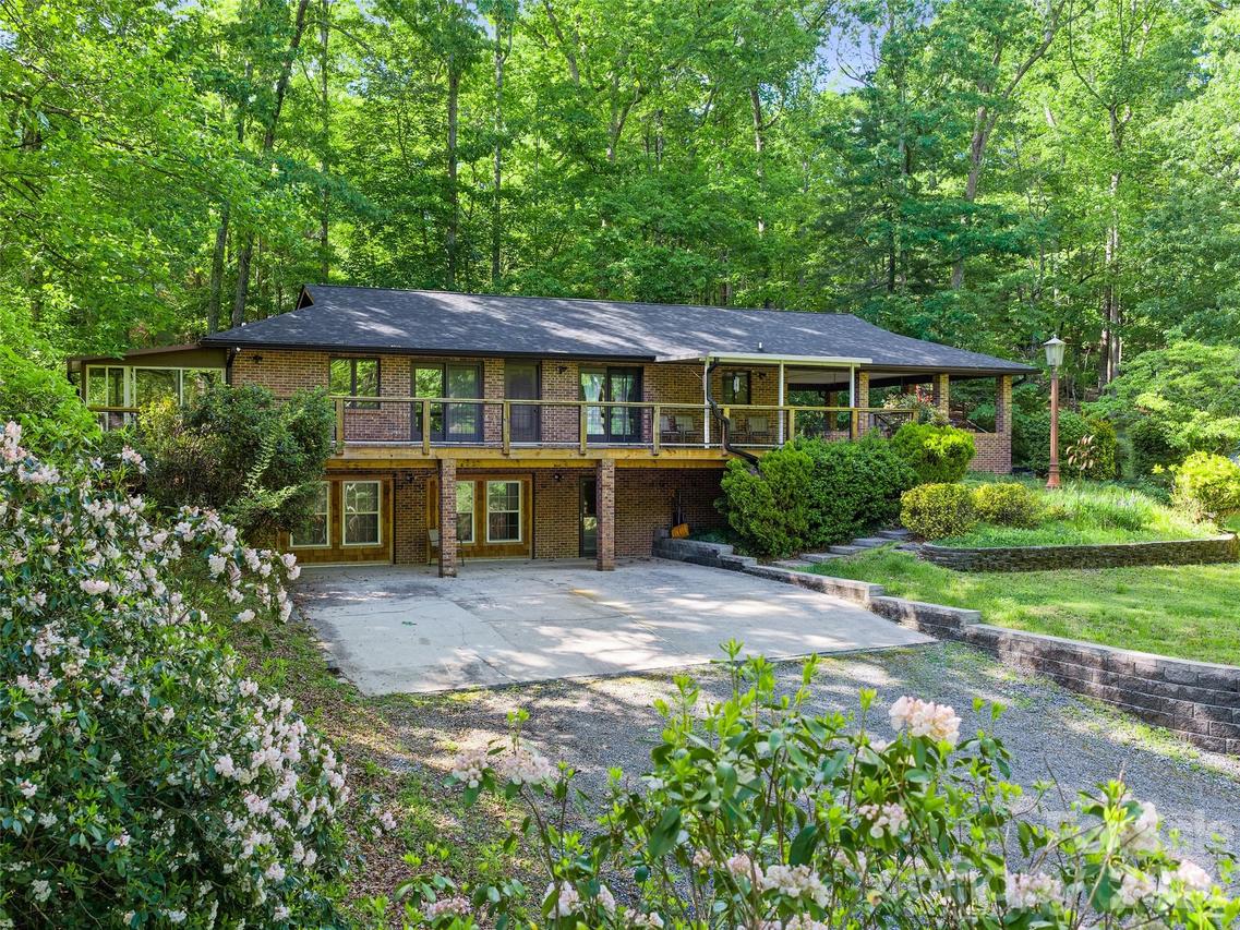 303 Brightwater Heights Dr., Hendersonville, NC 28791