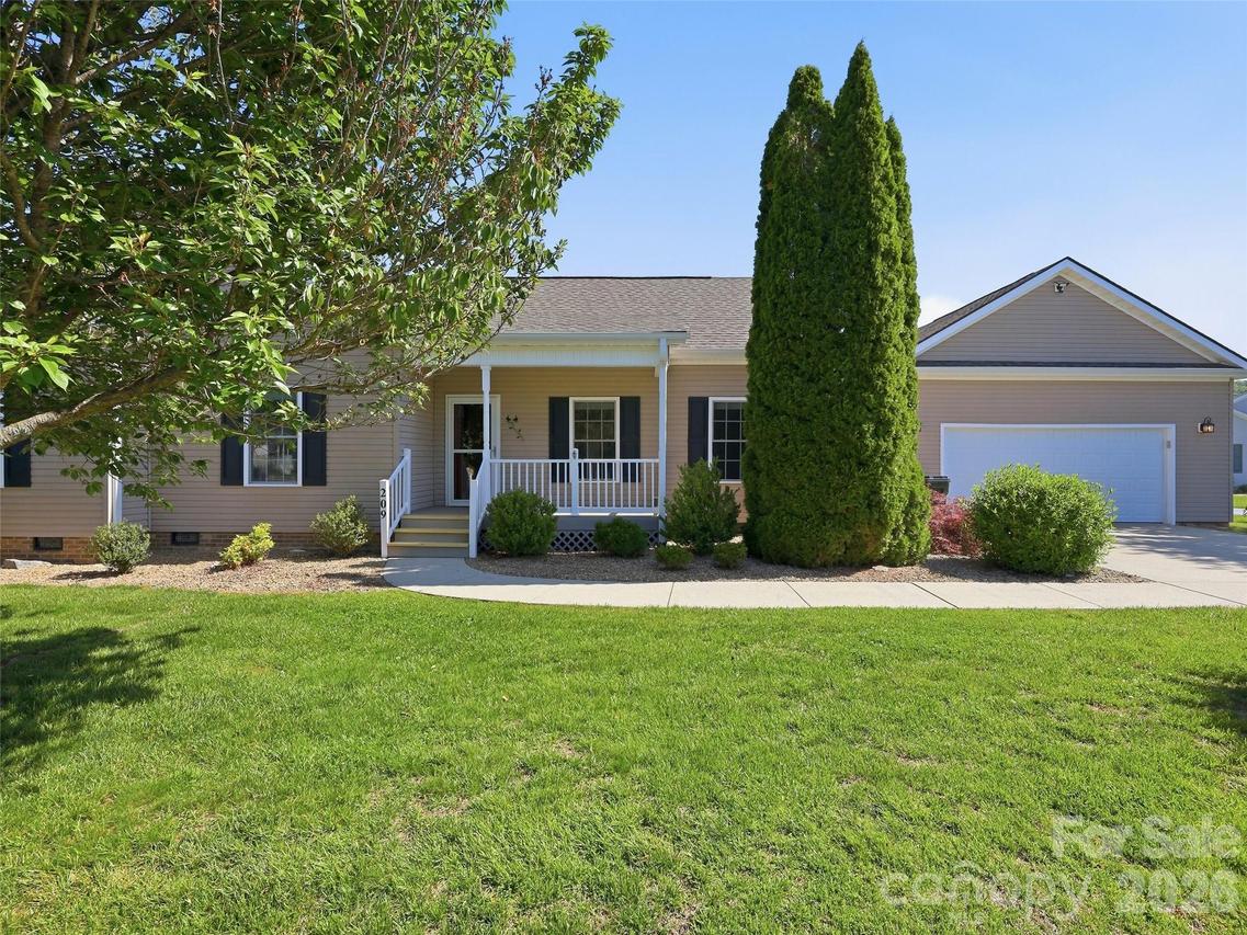 209 Beechnut Dr., Hendersonville, NC 28739