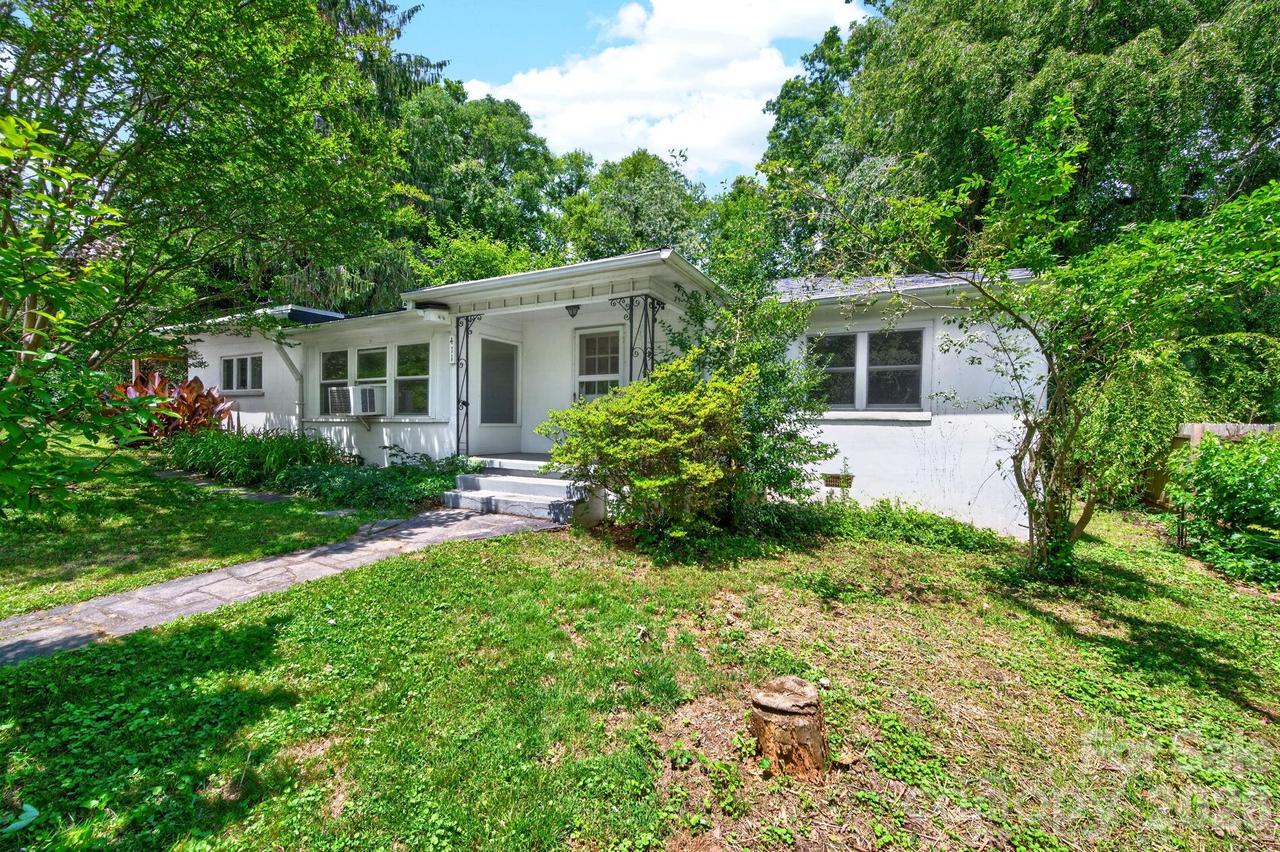 411 Hillcrest Cir., Hendersonville, NC 28792