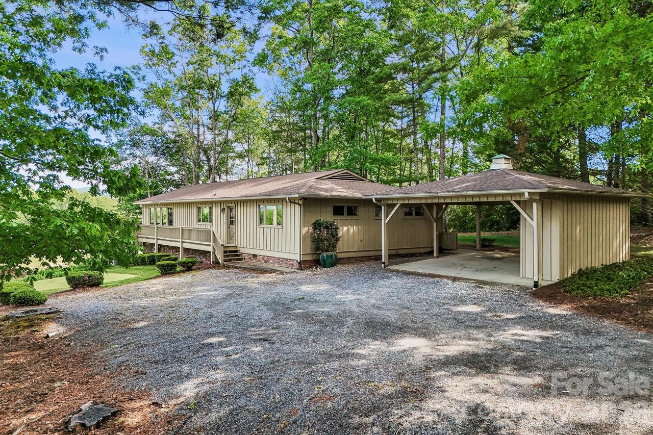 3 Greenbriar Woods Cir., Etowah, NC 28729