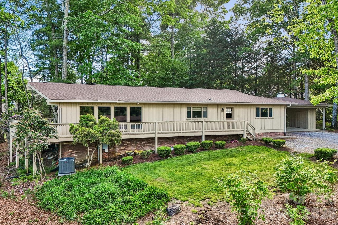 3 Greenbriar Woods Cir., Etowah, NC 28729