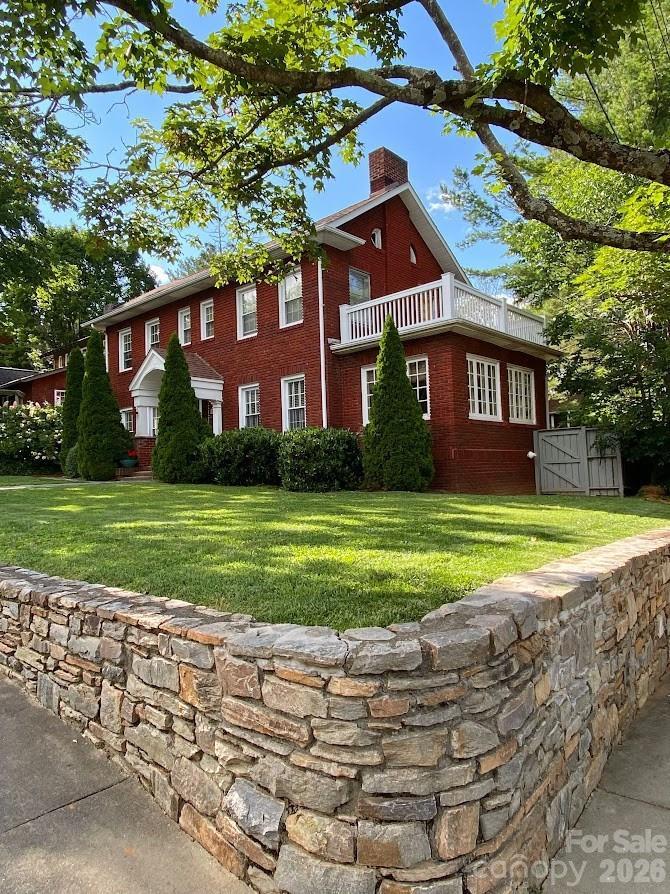 8 Colonial Pl., Asheville, NC 28804