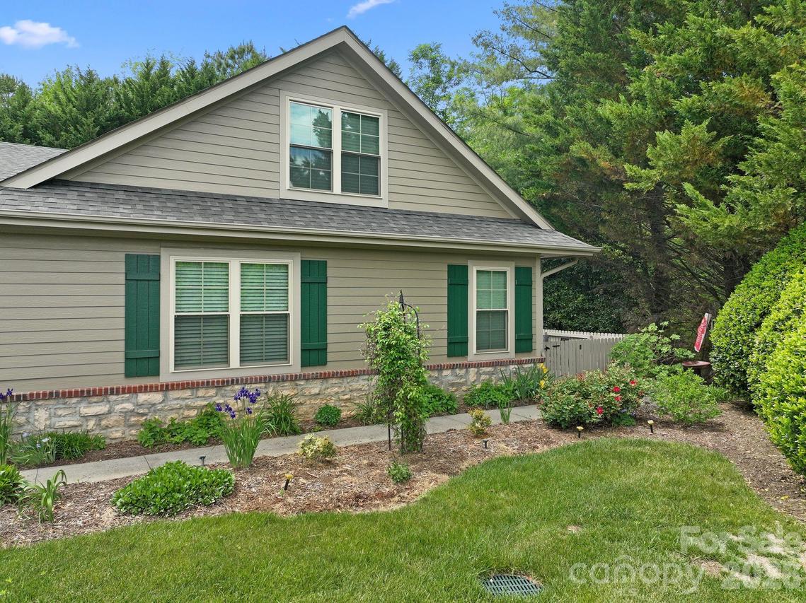 11 Outlook Cir., Swannanoa, NC 28778