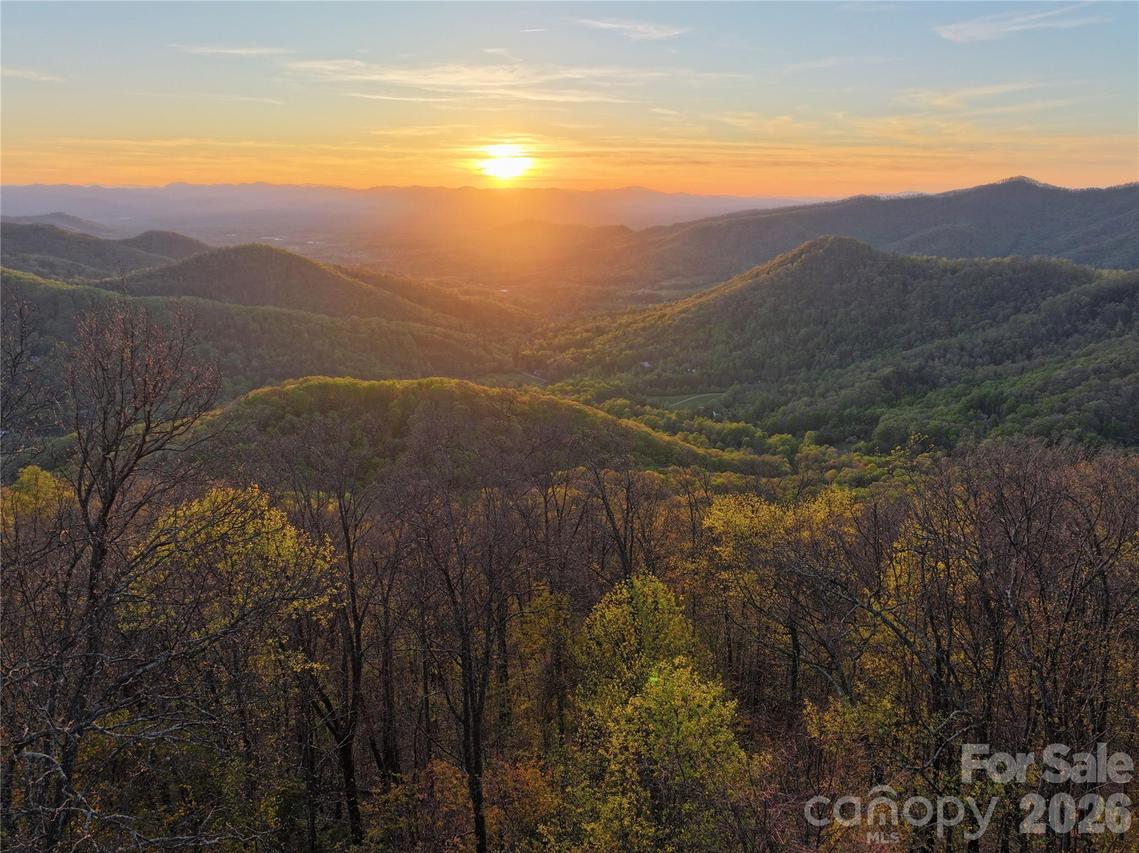 48 Benfield Rd., Weaverville, NC 28787