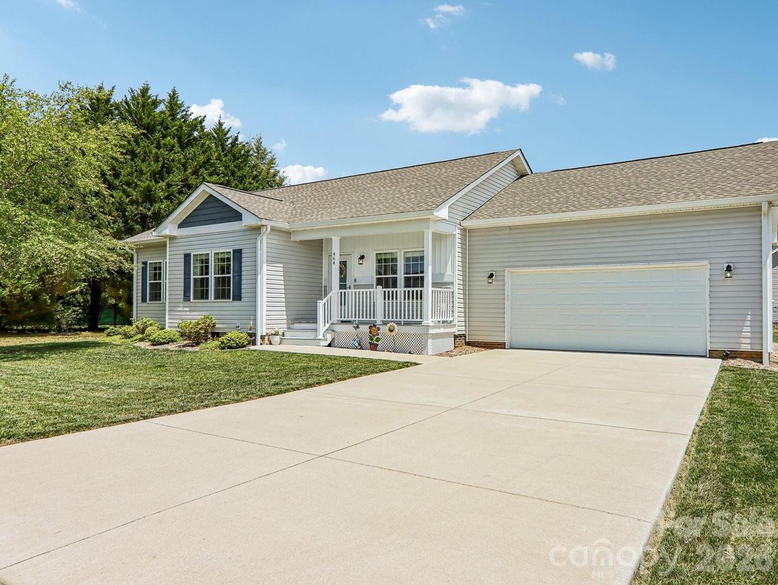 464 Riverwind Dr., Hendersonville, NC 28739