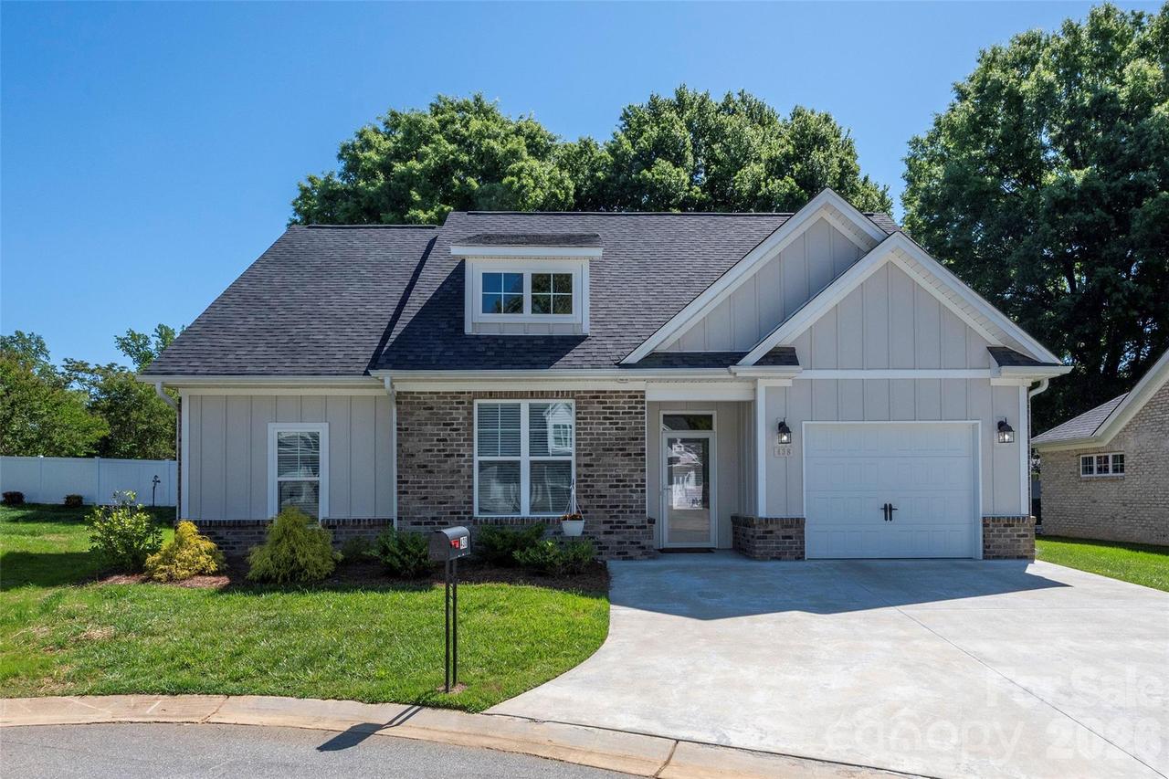 438 Fernwood Dr., Yadkinville, NC 27055