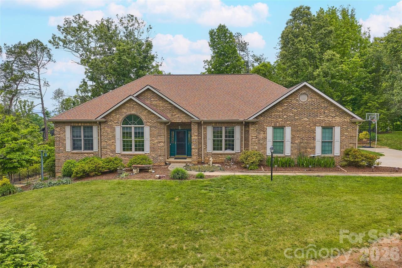 8 Ridgemont Dr., Weaverville, NC 28787