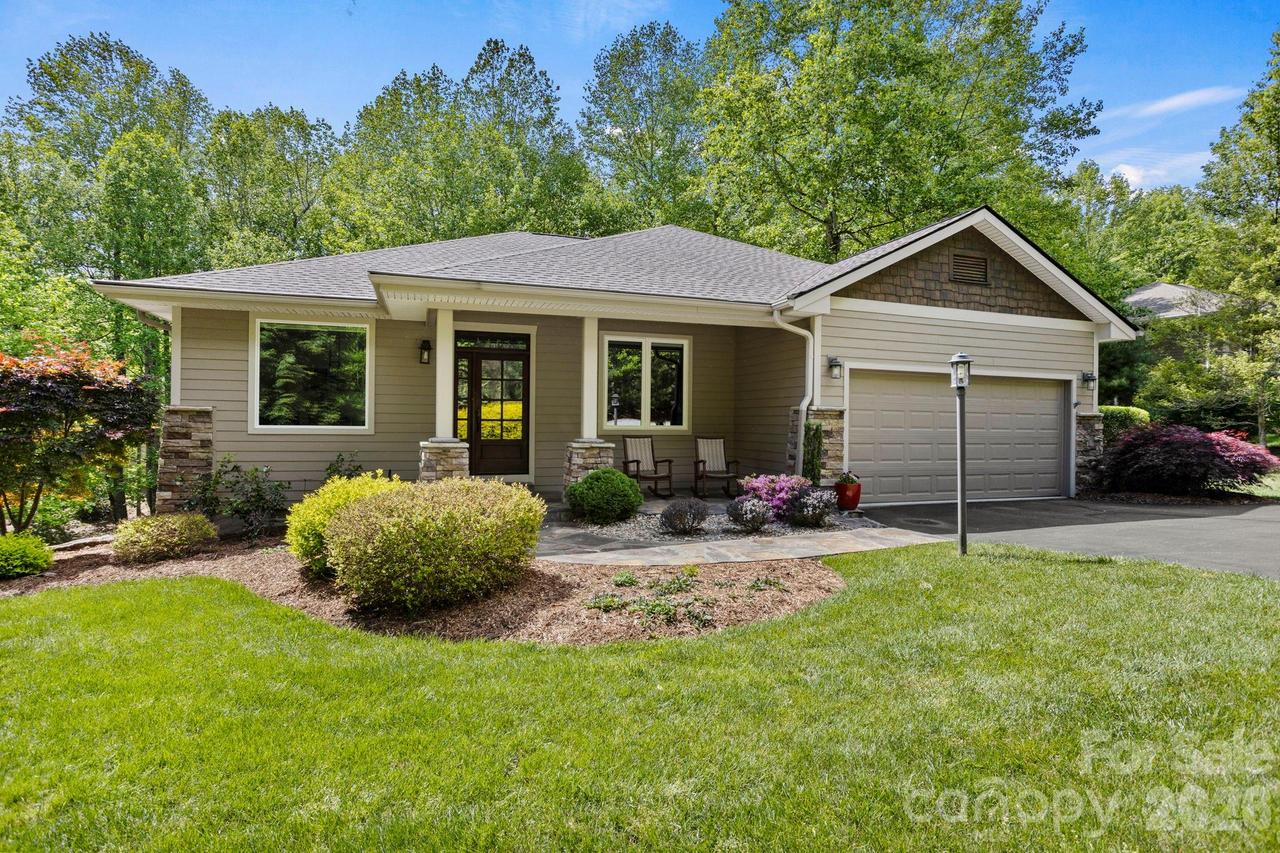 547 Pinnacle Peak Ln., Flat Rock, NC 28731
