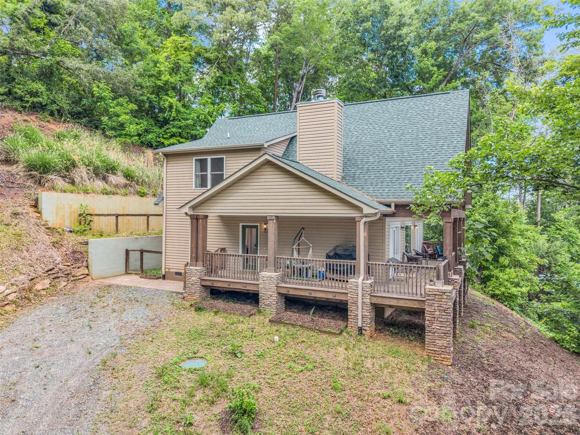 227 Snug Harbor Cir., Lake Lure, NC 28746