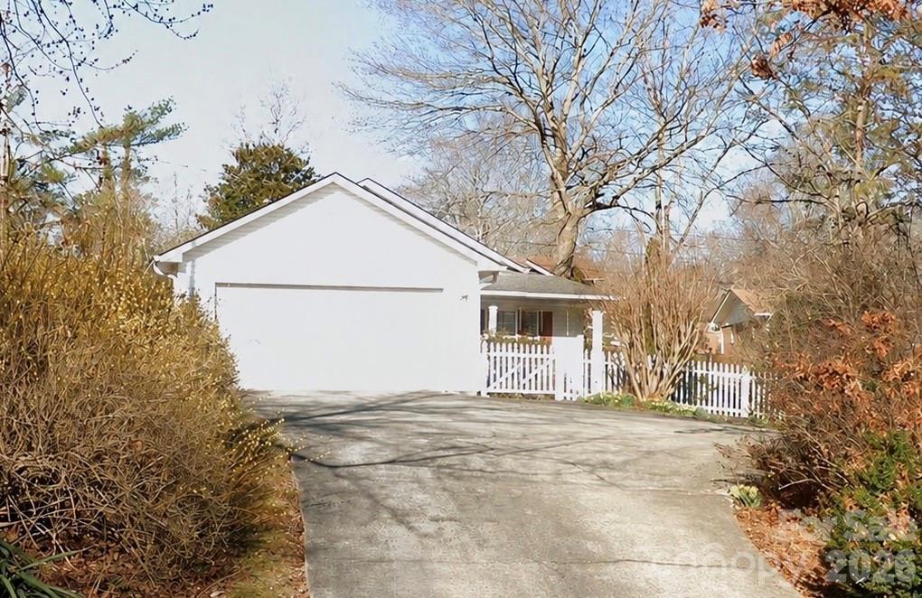 105 Amelia Dr., Hendersonville, NC 28792