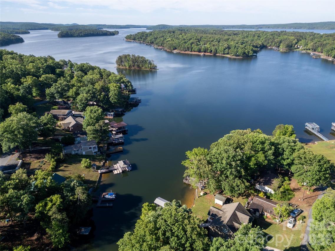292 N Shoreline Dr., New London, NC 28127