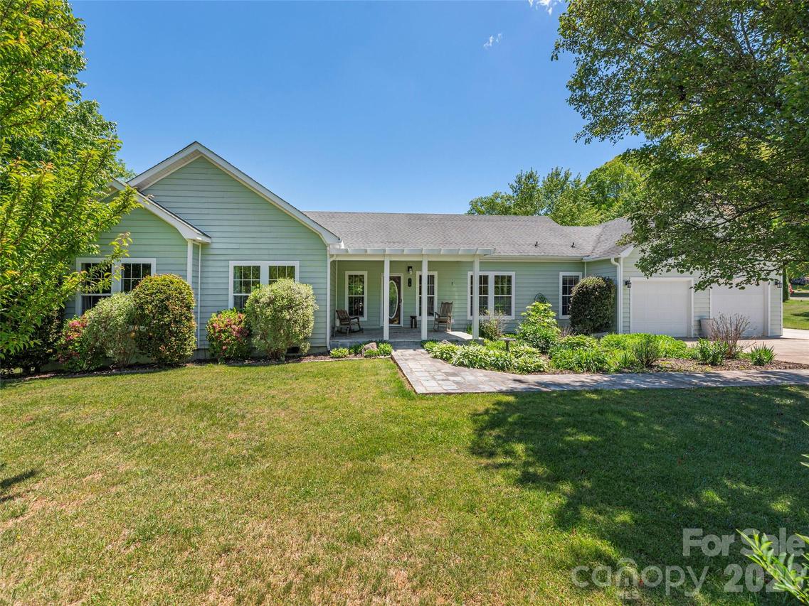 16 Chinaberry Ct., Waynesville, NC 28785