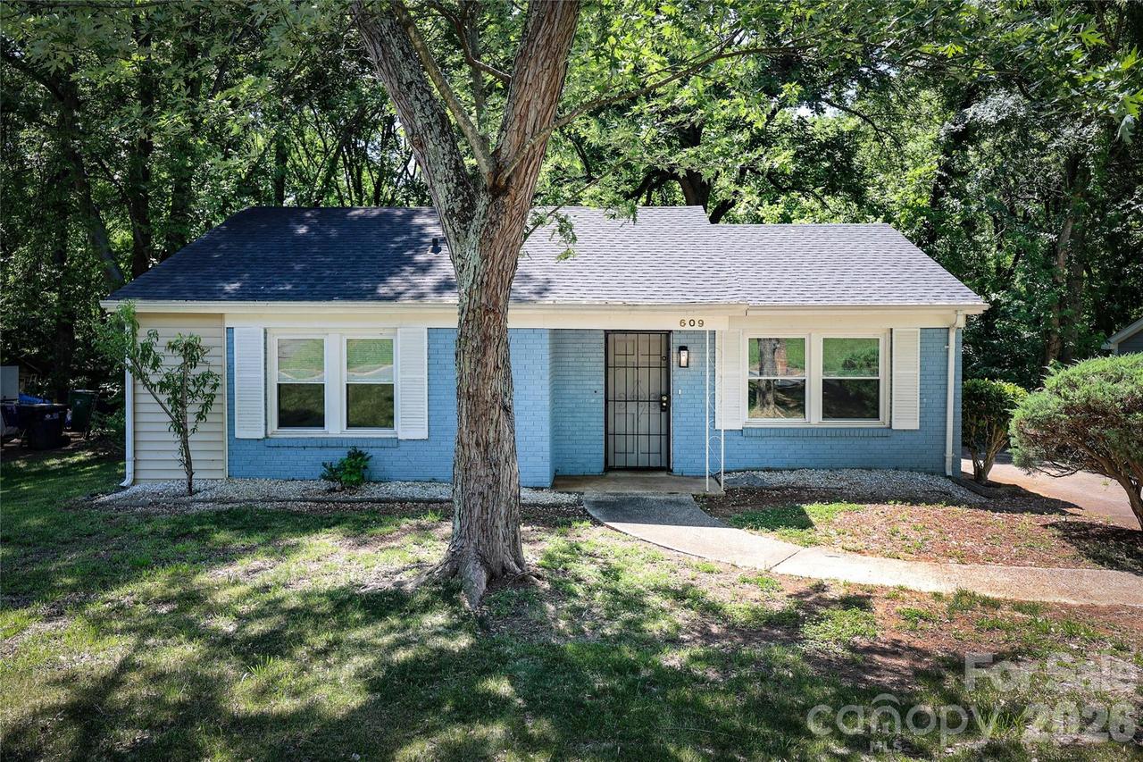 609 Fawnbrook Ln., Charlotte, NC 28217