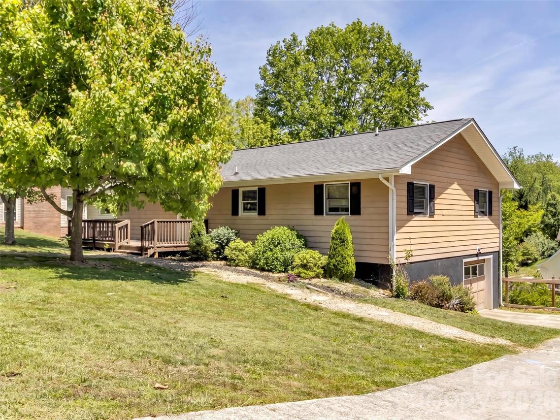 252 Oak Park Dr., Clyde, NC 28721
