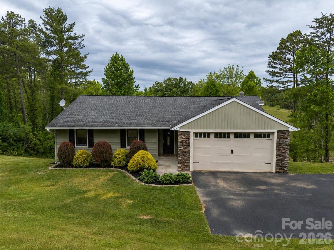 9 Squirrel Ridge Dr., Weaverville, NC 28787