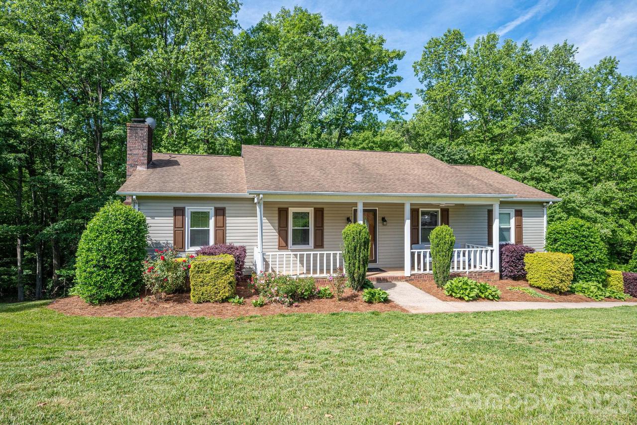 6097 Tuckborough Rd., Hickory, NC 28602