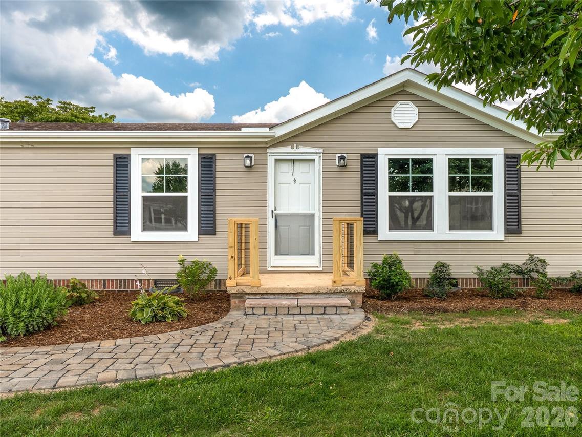448 Riverwind Dr., Hendersonville, NC 28739