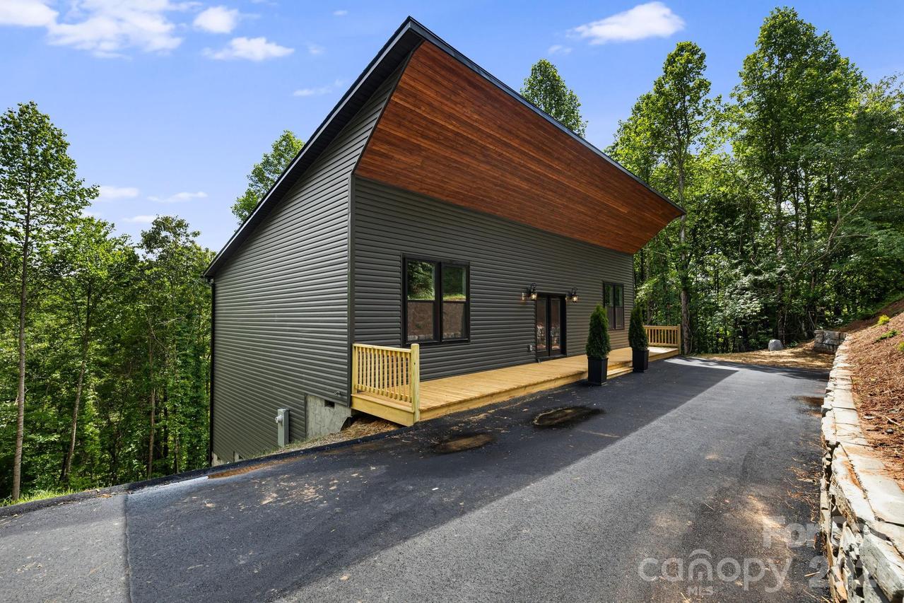69 Quiet Woods Dr., Leicester, NC 28748