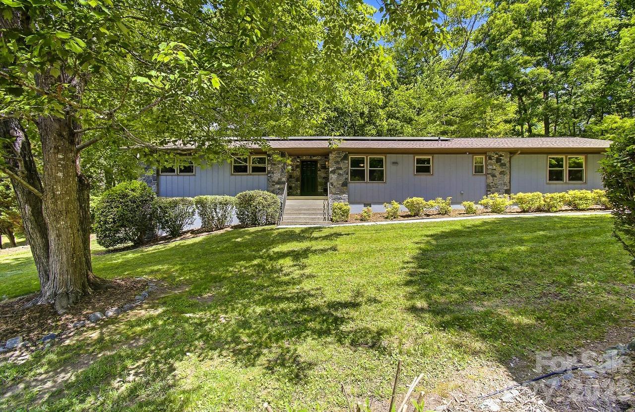 106 Muirfield Ct., Hendersonville, NC 28791