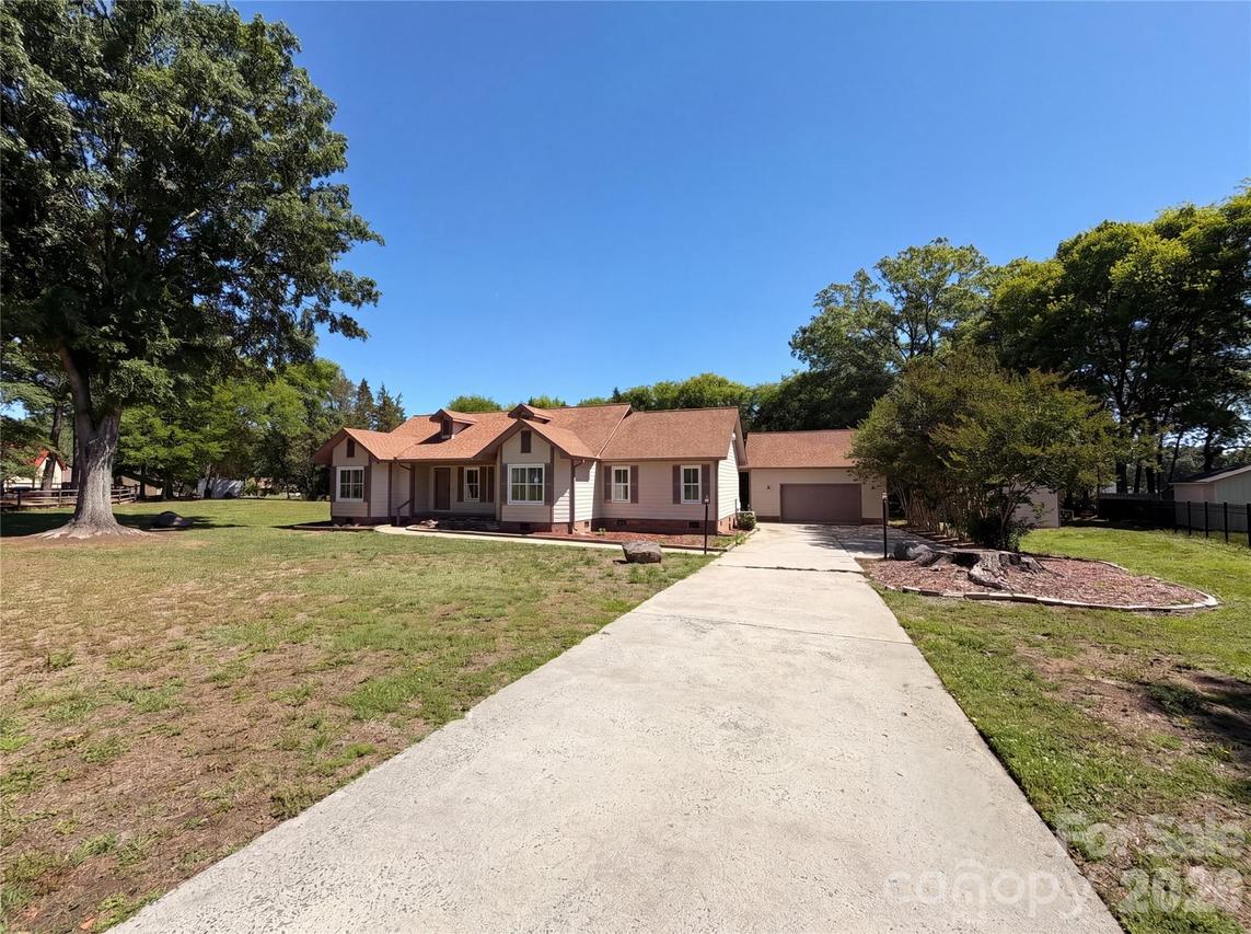 8400 Chestnut Oak Ct., Harrisburg, NC 28075